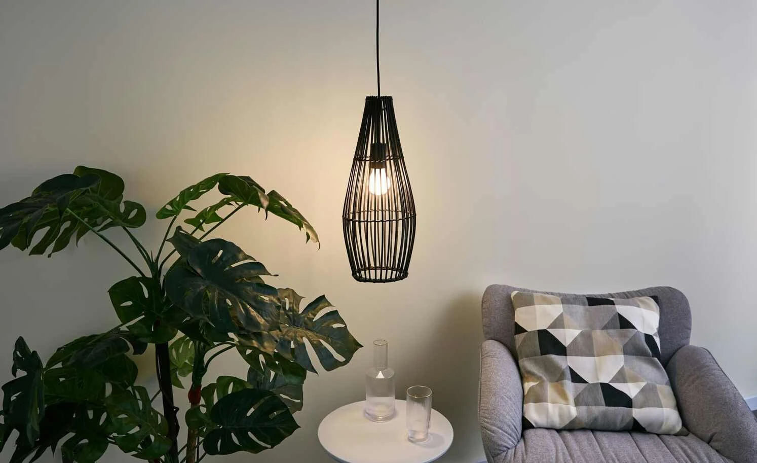 Pendelleuchte, 1-flammig, Rattan/schwarz 1 Pendelleuchte, 1-flammig, Rattan/schwarz