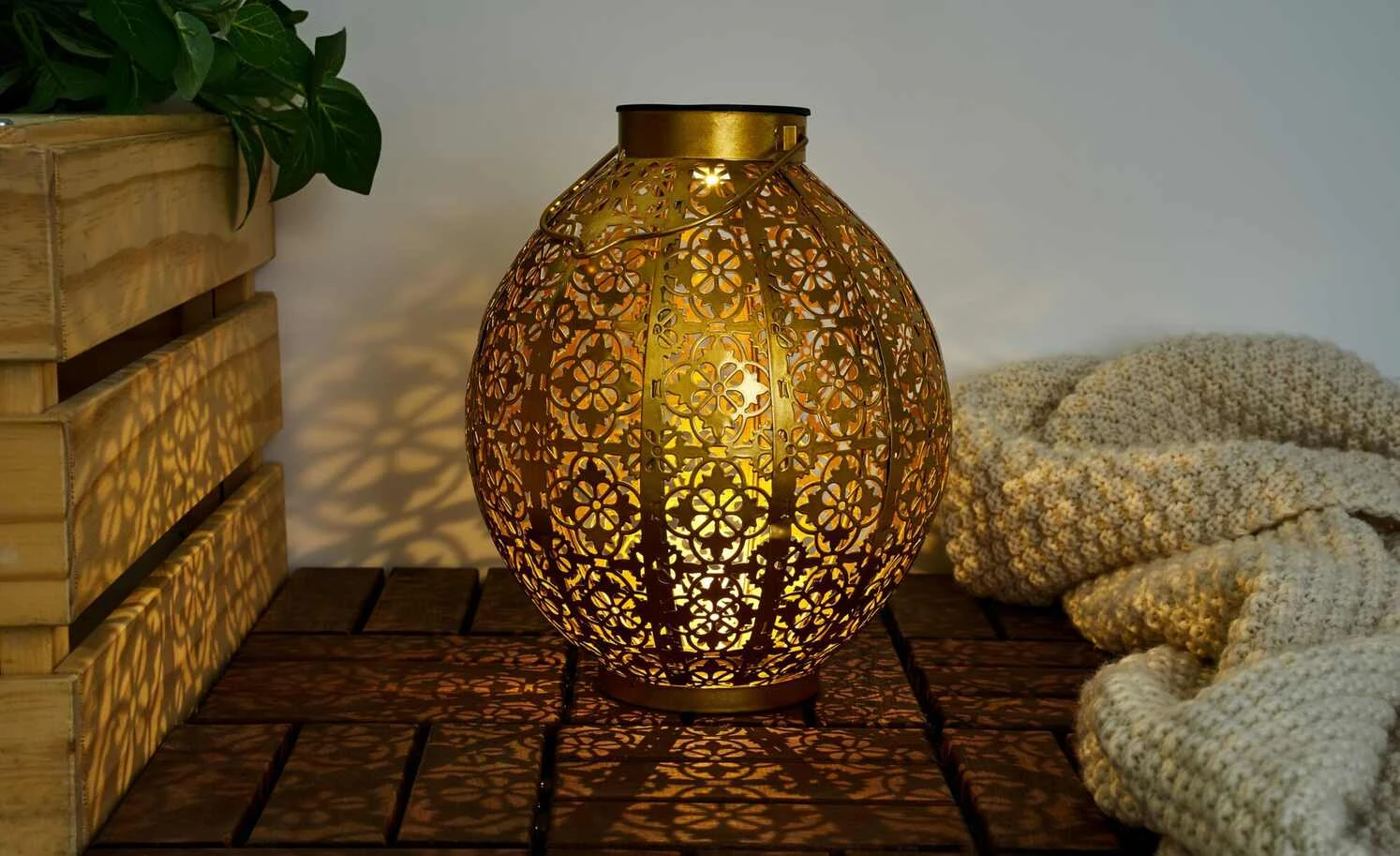 Solar-Tischleuchte, goldfarben `Kugel` Orient 1 Solar-Tischleuchte, goldfarben `Kugel` Orient