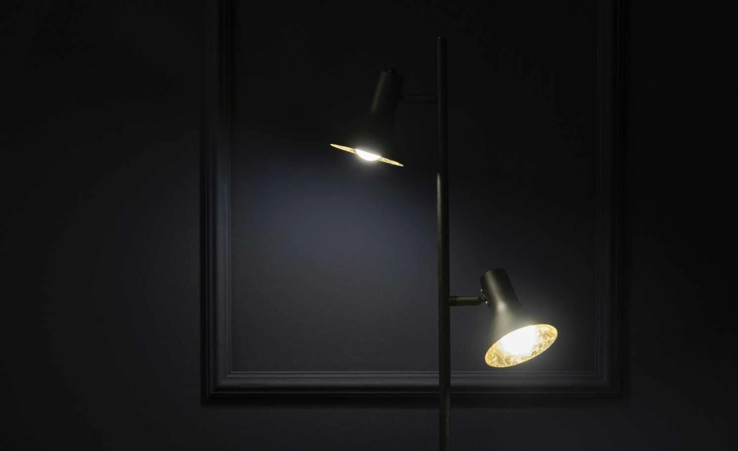 Trio Stehleuchte, 2-flammig, schwarz/goldfarb. 2 Trio Stehleuchte, 2-flammig, schwarz/goldfarb. – Bild 2