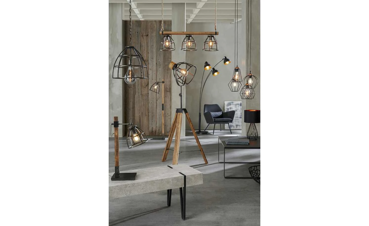 Pendelleuchte, 3-flammig, Metall / Holz schwarz 1 Pendelleuchte, 3-flammig, Metall / Holz schwarz