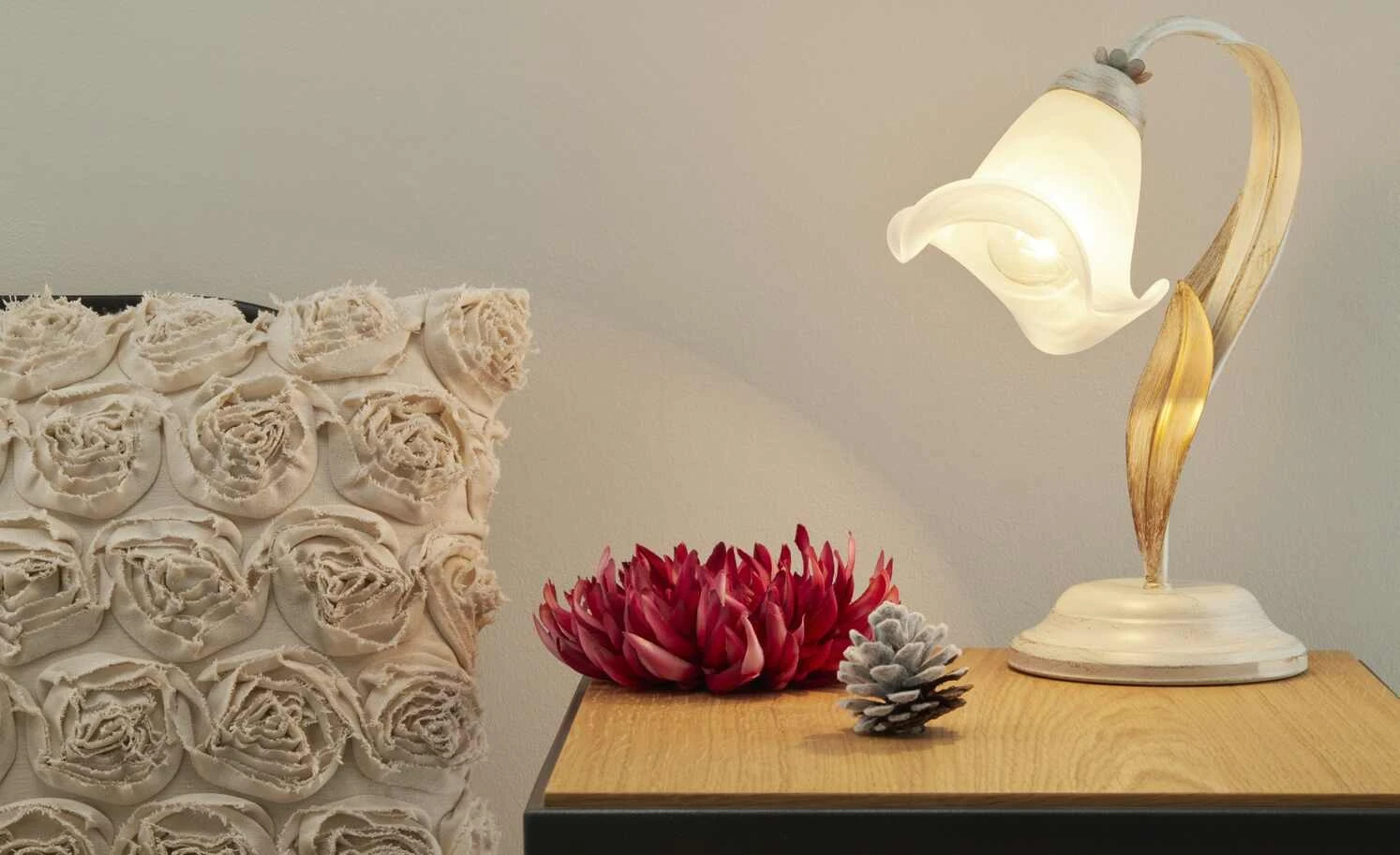 Tischleuchte, 1-flammig, weiß/ goldfarbend abgesetzt 1 Tischleuchte, 1-flammig, weiß/ goldfarbend abgesetzt