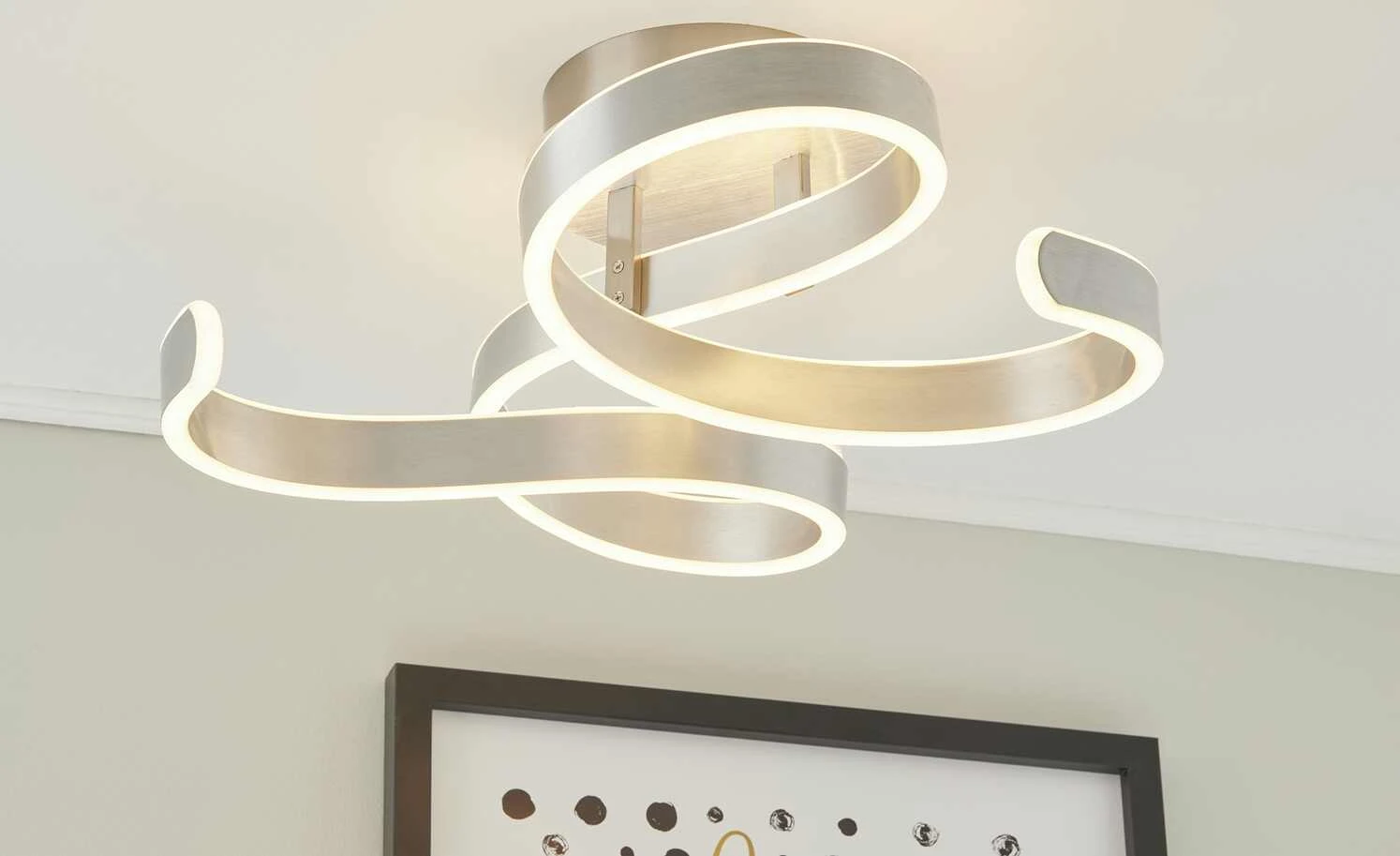 Trio LED-Deckenleuchte, 1-flammig, alufarben, geschwungen 1 Trio LED-Deckenleuchte, 1-flammig, alufarben, geschwungen