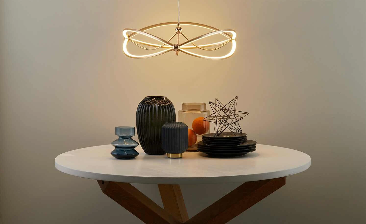 Trio LED-Pendelleuchte messing matt, geschwungen | messingfarben 1 Trio LED-Pendelleuchte messing matt, geschwungen | messingfarben