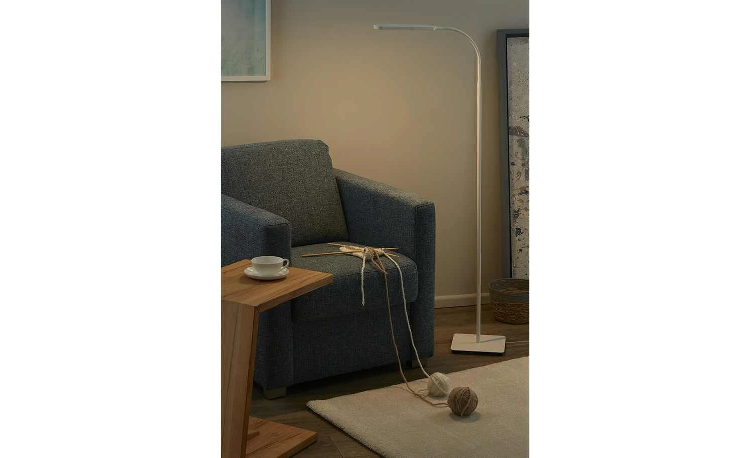 KHG LED-Stehleuchte, 1-flammig,weiß mit Schwanenhals 1 KHG LED-Stehleuchte, 1-flammig,weiß mit Schwanenhals