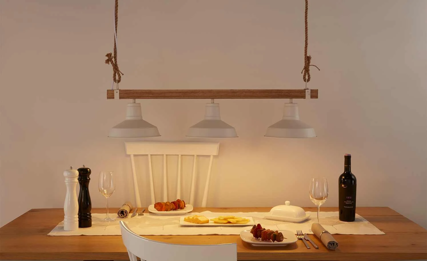 Pendelleuchte, 3-flammig, weiß/Holz mit Tau 1 Pendelleuchte, 3-flammig, weiß/Holz mit Tau