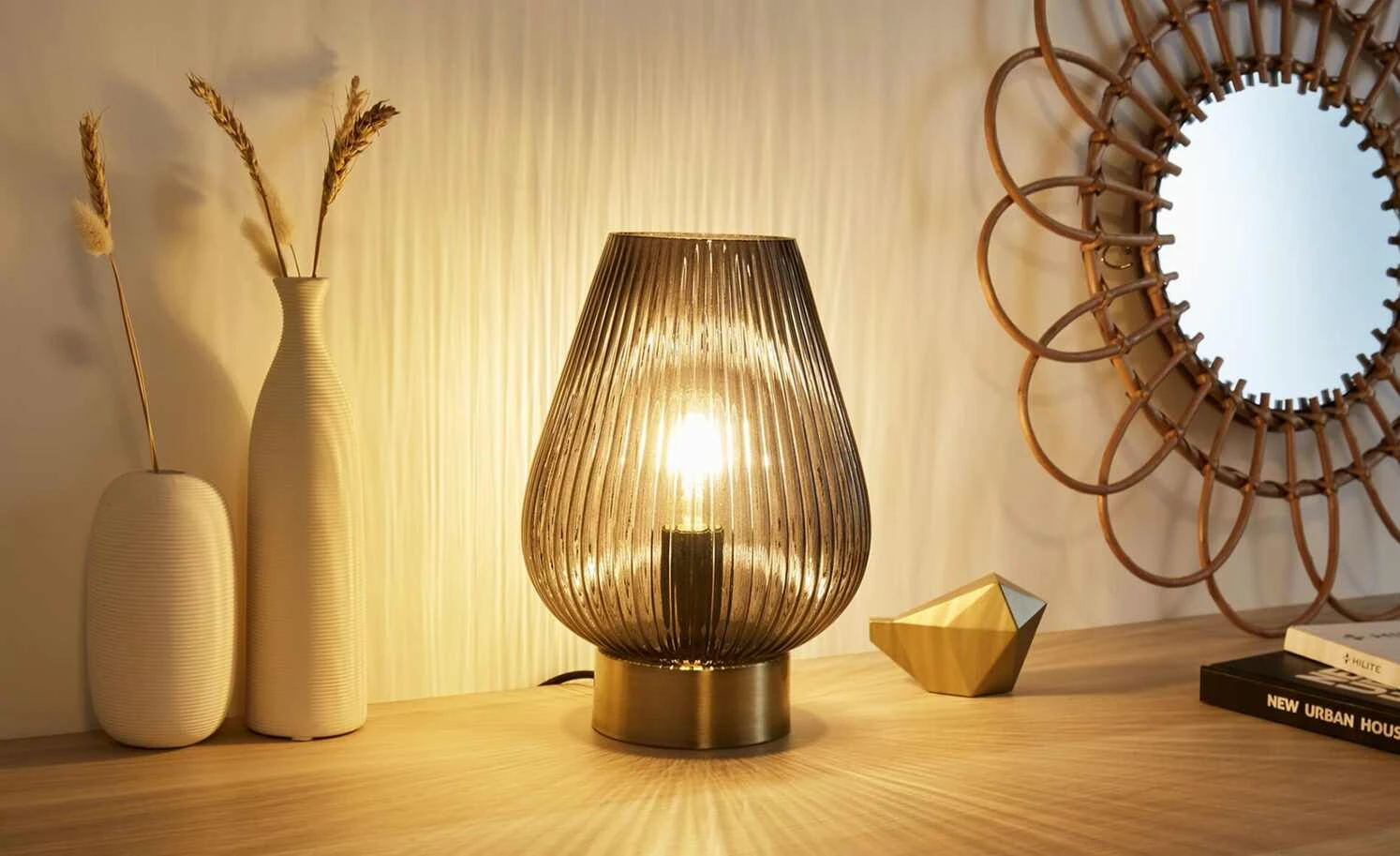 Tischleuchte, 1-flammig, Rauchglas/ messingfarben 1 Tischleuchte, 1-flammig, Rauchglas/ messingfarben