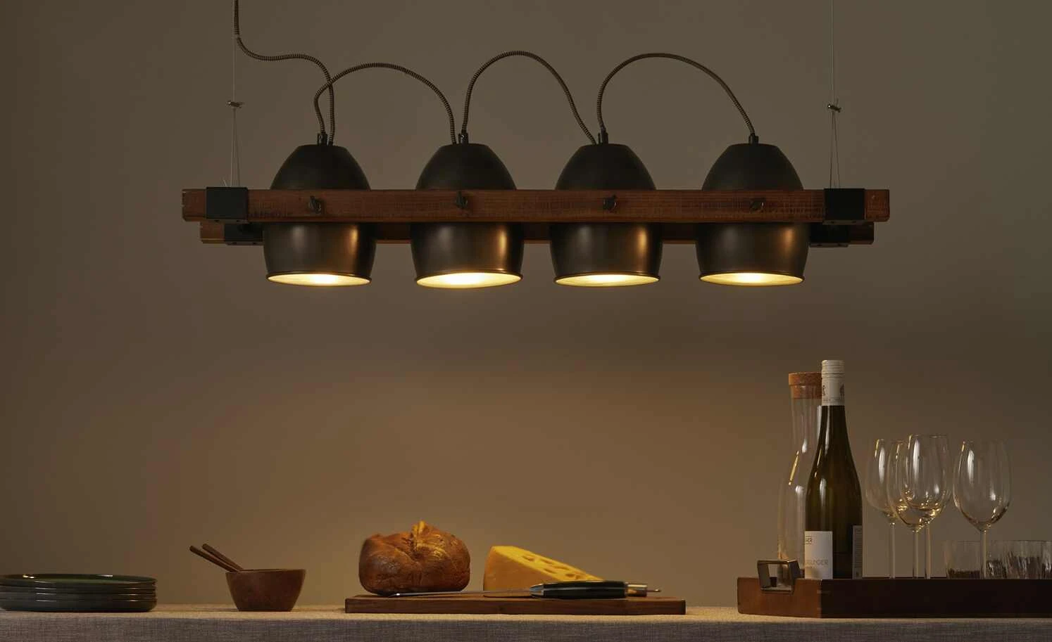 Pendelleuchte, 4-flammig, Metall/ Holz schwarz 1 Pendelleuchte, 4-flammig, Metall/ Holz schwarz