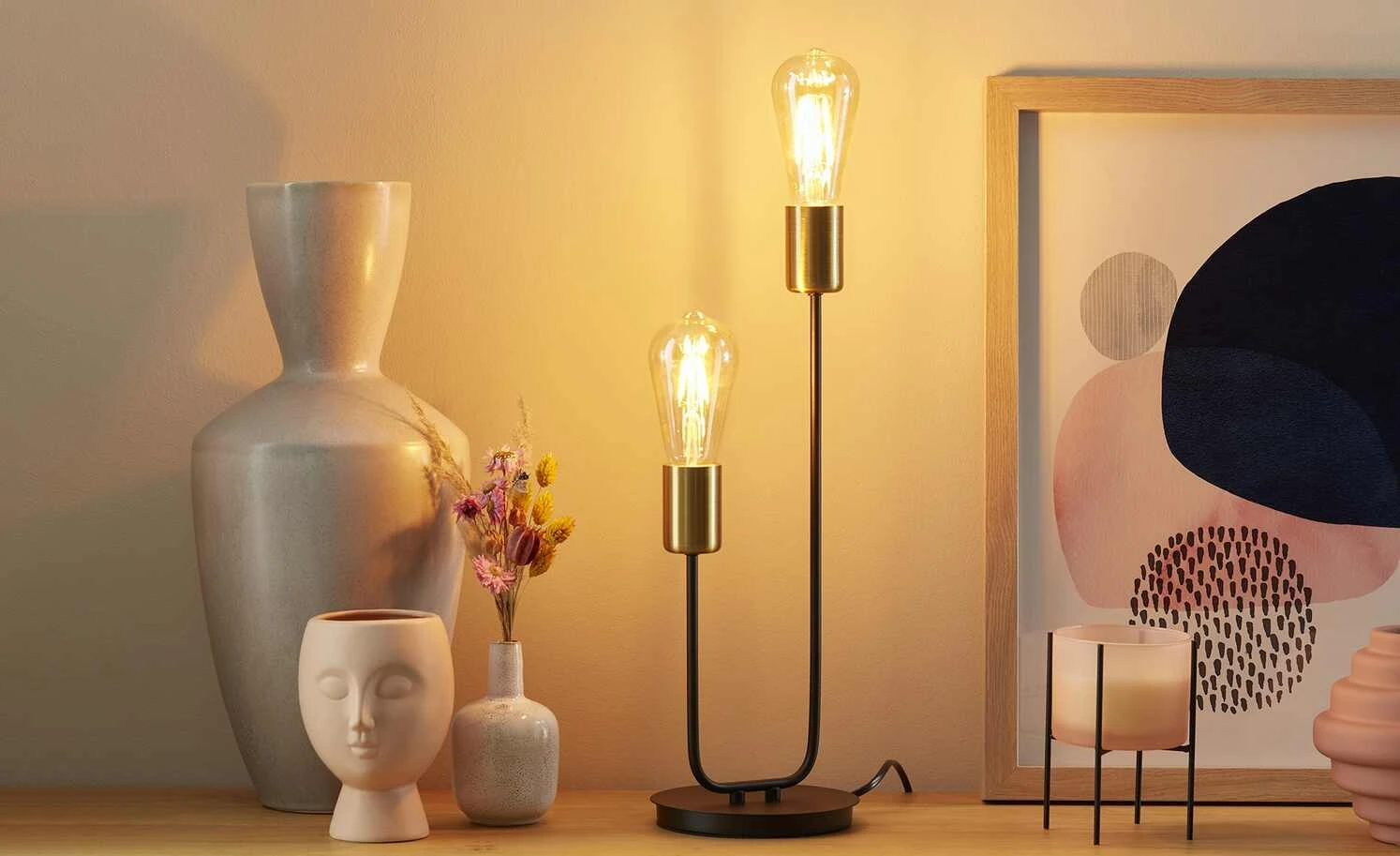 Wofi Tischleuchte, 2-flammig, schwarz/ gold abgesetzt 1 Wofi Tischleuchte, 2-flammig, schwarz/ gold abgesetzt